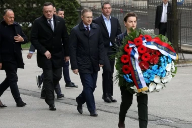 (FOTO) Brnabićeva i ministri položili venac na mesto ubistva Đinđića
