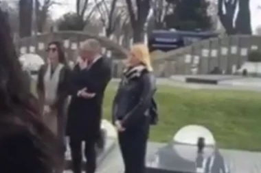 (VIDEO) UVEK TU: Čeda i Jelena Jovanović među prisutnima na Đinđićevom grobu