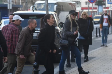 (FOTO) ŠETA KAO OBIČNA DEVOJKA: Tifani Tramp malo u provodu, malo u šopingu...