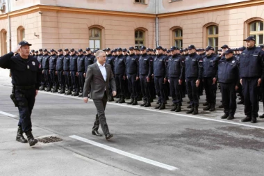 Stefanović sa polaznicima Centra za osnovnu policijsku obuku: Budite čestiti, vredni i pošteni!