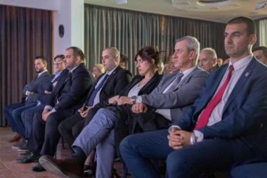 Lik i delo lidera Srpske desnice: U Novom Sadu održana premijera filma o Miši Vaciću!