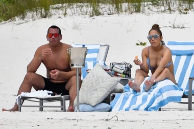 Dženifer Lopez uslikana sa ogromnim dijamantom, a njen verenik dok skida gaće!