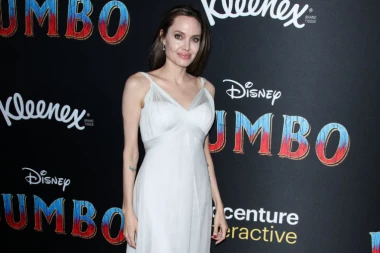 ANĐELINA DŽOLI NA DOGAĐAJ DOŠLA SA "BRNJICOM"? Glumica totalno PREVAZIŠLA SEBE, ljudi ne veruju svojim OČIMA! (FOTO)