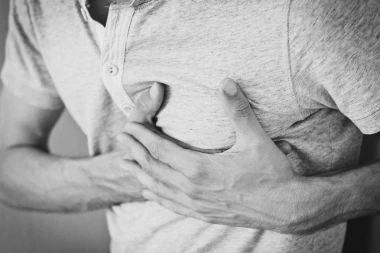 Ovaj znak vam može SPASITI ŽIVOT: Pre srčanog udara, javlja se specifična promena na koži!