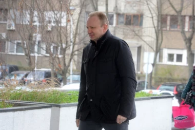 Počeo teror SzS: Opozicija napala žene na štandovima SNS na Novom Beogradu