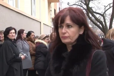 (VIDEO) SRAMOTA! Žene se okupile da podrže manijaka Jutku, a evo šta je rekla njegova ogorčena supruga