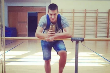 OVAJ NEMA NI GRAM MOZGA! "Poštujem žene i nisam nasilnik", reče danas na sudu Đorđe (25), koji je Ivanu (23) PEKAO PEGLOM i sekao nožem