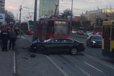 (FOTO) Haos na Novom Beogradu: Sudar tramvaja i automobila kod "Hajata" napravio totalni kolaps!