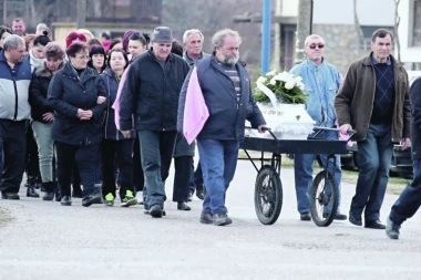 Sahranjena devojčica koja se udavila u jami: Jauci za Leom