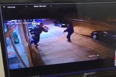 Zastrašujući snimak pokušaja ubistava u Novom Pazaru! Egzekutor zapucao, a onda je usledila borba za goli život!