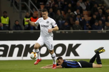 Jović je majstor fudbala: Srbin odveo Ajntraht u četvrtfinale, Dinamo ostao kratkih rukava!