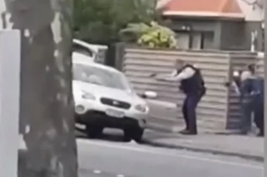 (VIDEO) Ovako je uhapšen terorista sa Novog Zelanda: Policija ga opkolila dok je bio u vozilu punom eksploziva