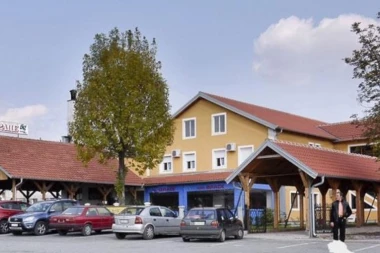 Pokvareno meso u kafani na Ibarskoj: Braca bi nas sve potrovao!