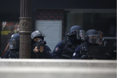 A SVE ZBOG GUMENIH METAKA: Policajci pred sudom zbog "žutih prsluka"