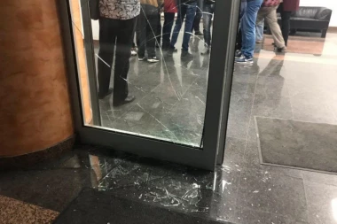 (VIDEO) Besni Đilasovi demonstranti lomili po zgradi RTS