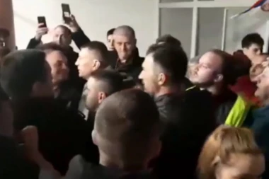 (VIDEO) Pogledajte trenutak kada demonstranti upadaju u RTS na čelu s Boškom