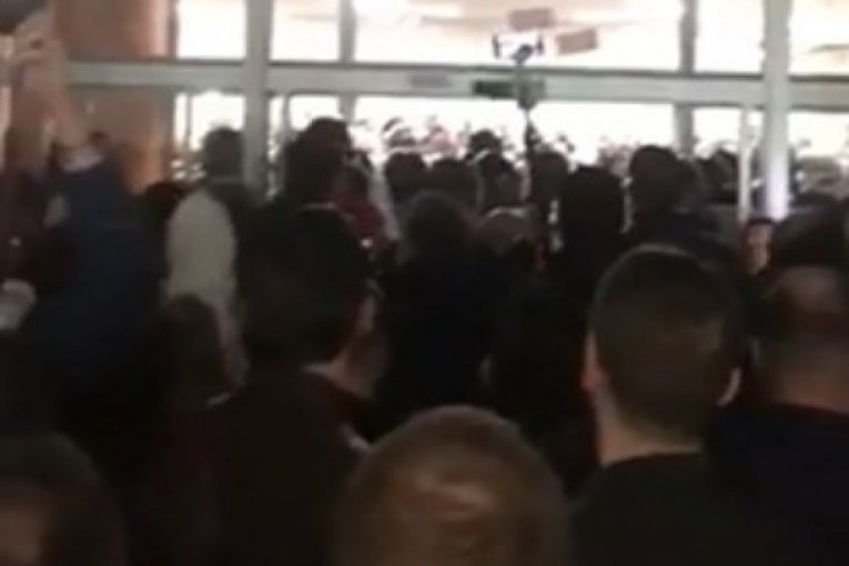 (VIDEO) Pogledajte šta se sada dešava ispred RTS-a!