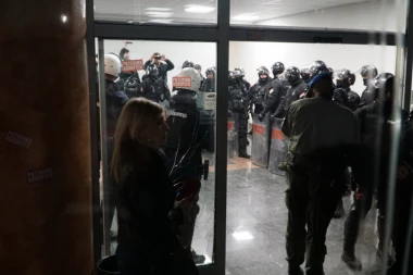 Policija izvodi jednog po jednog demonstranta iz RTS-a