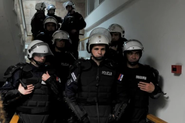 Dva policajca hitno prevezena u Urgentni centar