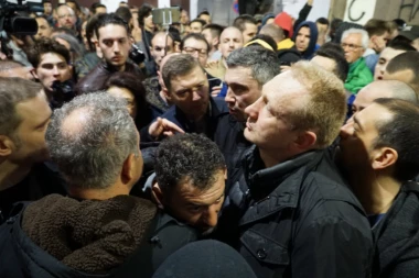 Ovo su demonstranti fantomi koji su mlatili MOTORNOM TESTEROM u zgradi RTS