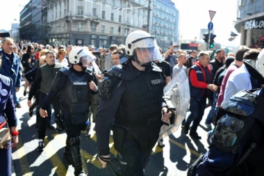 Boško Obradović sa svojim huliganima napao policajce!