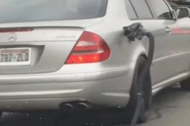 VIDEO: Otkinuo crevo sa pumpe i nastavio da vozi