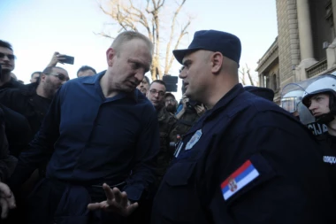 (VIDEO) Huligani stigli ispred policijske stanice "29. novembar"!