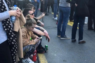 (FOTO, VIDEO) Tako se to radi na protestu: Piju pivo i napadaju sve živo, a od mnogo piva se pripiški!