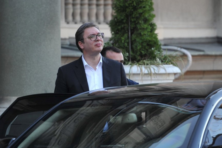 (VIDEO) Predsednik Srbije izašao na glavni ulaz iz Predsedništva!