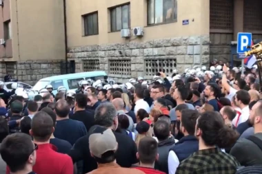 (VIDEO) MOZGA BEZ! Obradovićeve, Đilasove i Jeremićeve pristalice napale policiju ispred MUP 29. novembar!