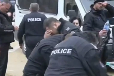 (VIDEO) Bugarskoj policiji se zbog ovog peha smeje ceo svet: Pogledajte šta su uradili sa suzavcem!