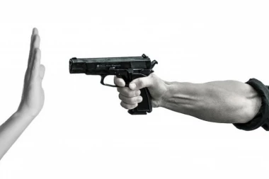 PLJAČKA BANKE USRED BEOGRADA: Upao sa pištoljem i odneo novac! Jednoj osobi pozlilo