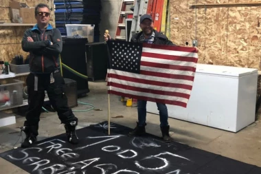 IMA LI OVAJ IMALO SRAMA?! Dok Srbi tuguju na godišnjicu NATO bombardovanja, Sergej se slika sa AMERIČKOM ZASTAVOM!