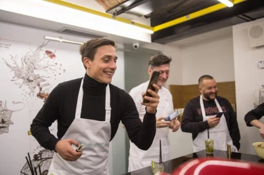 POGLEDAJTE KAKO SU SE POZNATI MUŠKARCI SNAŠLI U PRAVLJENJU PRALINA!