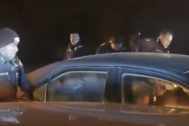 (VIDEO) STRAVIČAN SNIMAK: Policija izrešetala par u automobilu!