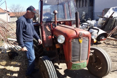 Kad sam ga čuo da plače, laknulo mi je: Deda se skamenio od straha kada mu je unuk pao pod traktor