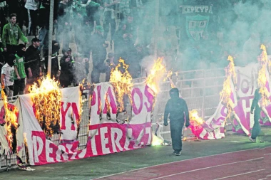 Hvala braćo: Navijači Olimpijakosa poslali moćnu poruku svetu povodom godinšnjice NATO agresije!