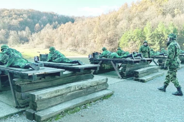 Ovako izgleda vežba sa ministrom: Prvi rezervisti vojnu obuku završavaju u Požarevcu