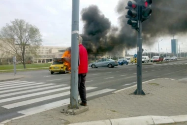 (VIDEO) Horor u Beogradu: Gori automobil ispred Palate Srbija