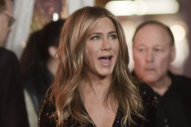 NAGA DŽENIFER ANISTON POPELA SE NA POPULARNOG PARTNERA: Vrela scena je SKANDALIZOVALA javnost, a tek kako ona izgleda (FOTO/VIDEO)