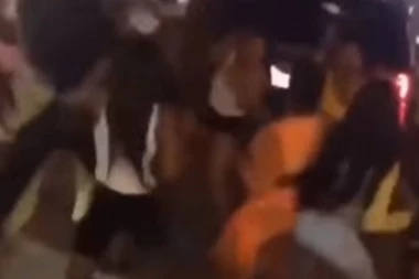 (VIDEO) Masovni fajt: Pogledajte žestoku tuču polugolih žena nasred ulice!