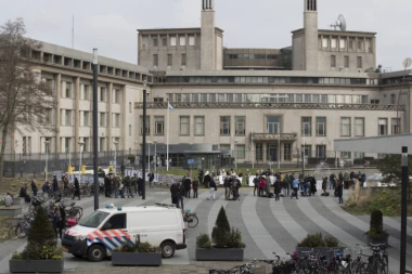 INCIDENTI U HAGU! Uoči presude Karadžiću napeto ispred zgrade tribunala!