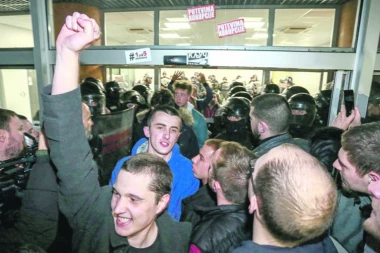 LIDERI SZS PLANIRALI DA ŽRTVUJU SVOJE PRISTALICE: Plaču što im decu puštaju iz zatvora!