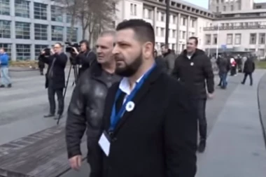 (VIDEO) POKUŠAO DA UBIJE VUČIĆA U POTOČARIMA: Ovo je čovek koji je brutalno napao starca sa srpskom zastavom uoči presude Karadžiću!