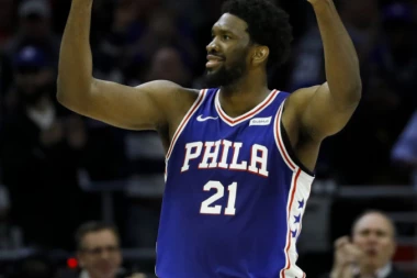 Milvoki pregazio brzi voz: Embid i ekipa se demolirali Bakse u Filadelfiji!