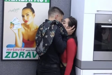 (VIDEO) Uzavrele strasti: David mesio Ani gole grudi u garderoberu!