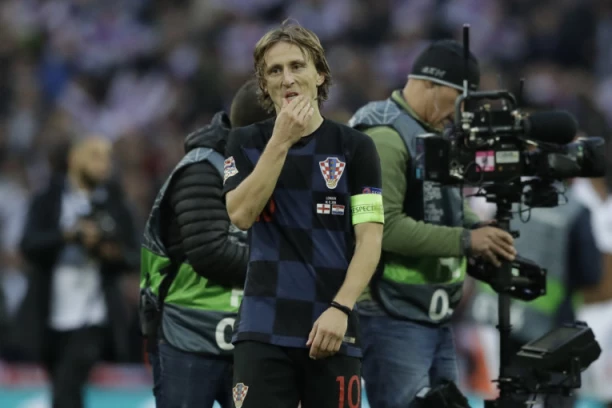 TURCI POKORILI HRVATSKU: Ustaše ponovo divljale! DOKLE ĆE UEFA ŽMURITI? Klasičan RASIZAM U OSIJEKU!