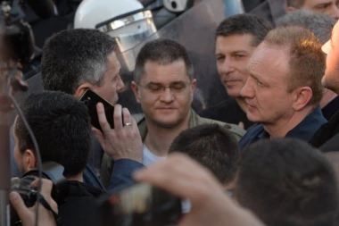 Nasilno prekinuta sednica u Kruševcu: "Đilasov jedini program je napadanje i vređanje žena"