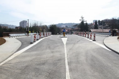 (FOTO) Vesić u Rakovici: Završena rekonstrukcija ulice i izgrađen novi most!