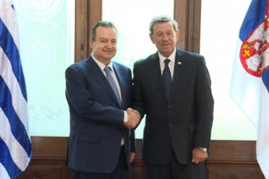 (FOTO) Dačić u Montevideu: Kolegi iz Urugvaja poklonio tenisku lopticu sa potpisom Đokovića!